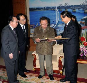 Kim in Dalian receive gift